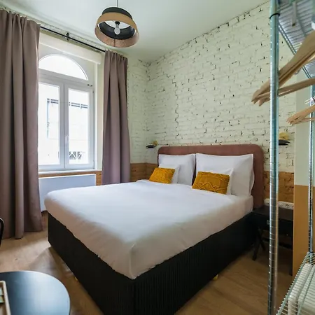 East-west Boutique 3*