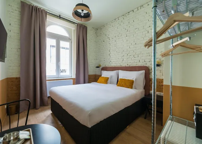 East-west Boutique 3*